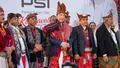 Warga Berebut Rekam Momen Jokowi Dinobatkan sebagai Sesepuh Raja-raja Timor