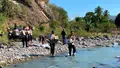 Tembus Longsor dan Seberangi Sungai, Kapolres Nagekeo Antar Bantuan Kapolda NTT ke Warga Terdampak Gempa
