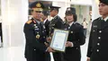 Raih Emas di Kejuaraan Tinju Piala Panglima TNI, Bripda Erniati Ngongo Terima Penghargaan Kapolda NTT