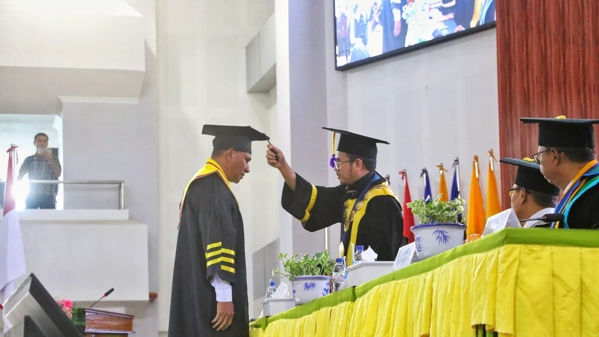 Wagub NTT Johni Asadoma Resmi Bergelar Doktor Ilmu Administrasi, Raih IPK 3,95 di Undana