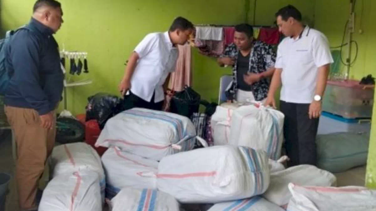 Polda NTT Gagalkan Penyelundupan 157 Ballpress Pakaian Bekas Impor dari Timor Leste