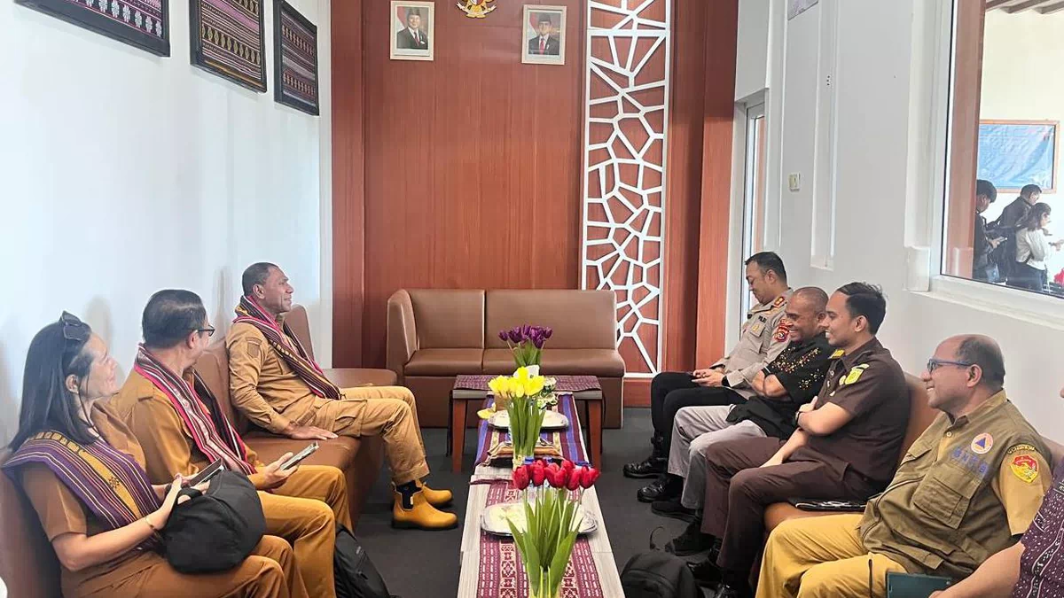 Wagub NTT ke Flotim, Tinjau Bencana di Adonara- Solor dan Serahkan Bantuan untuk Warga