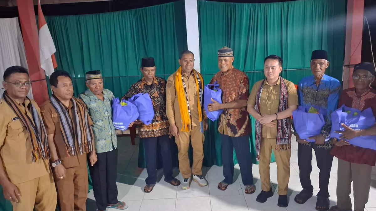 Wagub NTT Johni Asadoma Bawa Bantuan dan Janjikan Solusi Air Bersih–Listrik di Pulau Treweng
