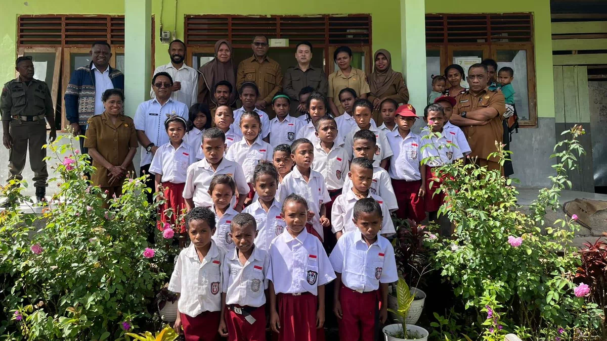 Momen Haru di SD Katpisi Alor Timur,Guru Kaget Saat Wagub NTT Johni Asadoma Datang dan Beri Motivasi