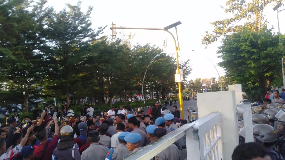 Demo Sopir Pick Up Kembali Rusak Gerbang Kantor Gubernur NTT,Pemprov Tempuh Jalur Hukum