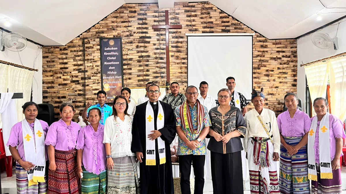 Ibadah di GMIT Banbiu, Wagub NTT Johni Asadoma Tekankan Pentingnya Gizi dan Pendidikan Anak