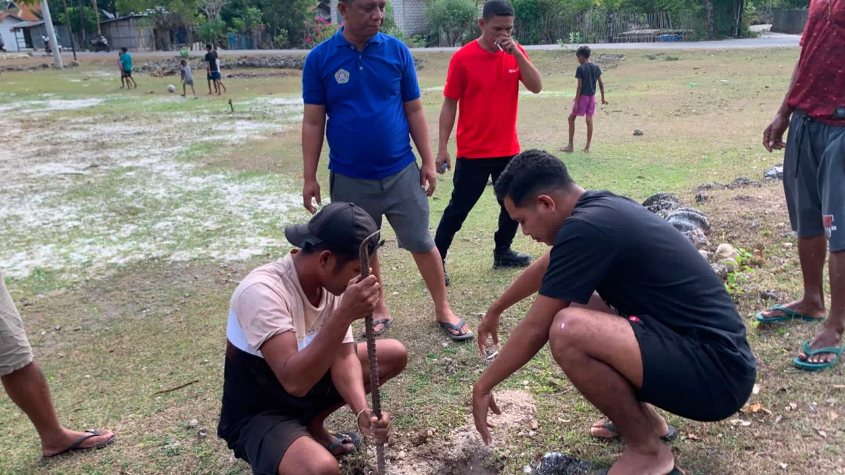 Jalan Gelap,Ketua Karang Taruna Aloysius Ronald Bersama Pemuda Bolok Swadaya Pasang 3 Lampu Jalan