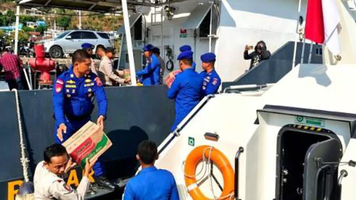 Polairud Polda NTT Antar 2,5 Ton Beras untuk Warga Terdampak Gempa di Pulau Papagarang