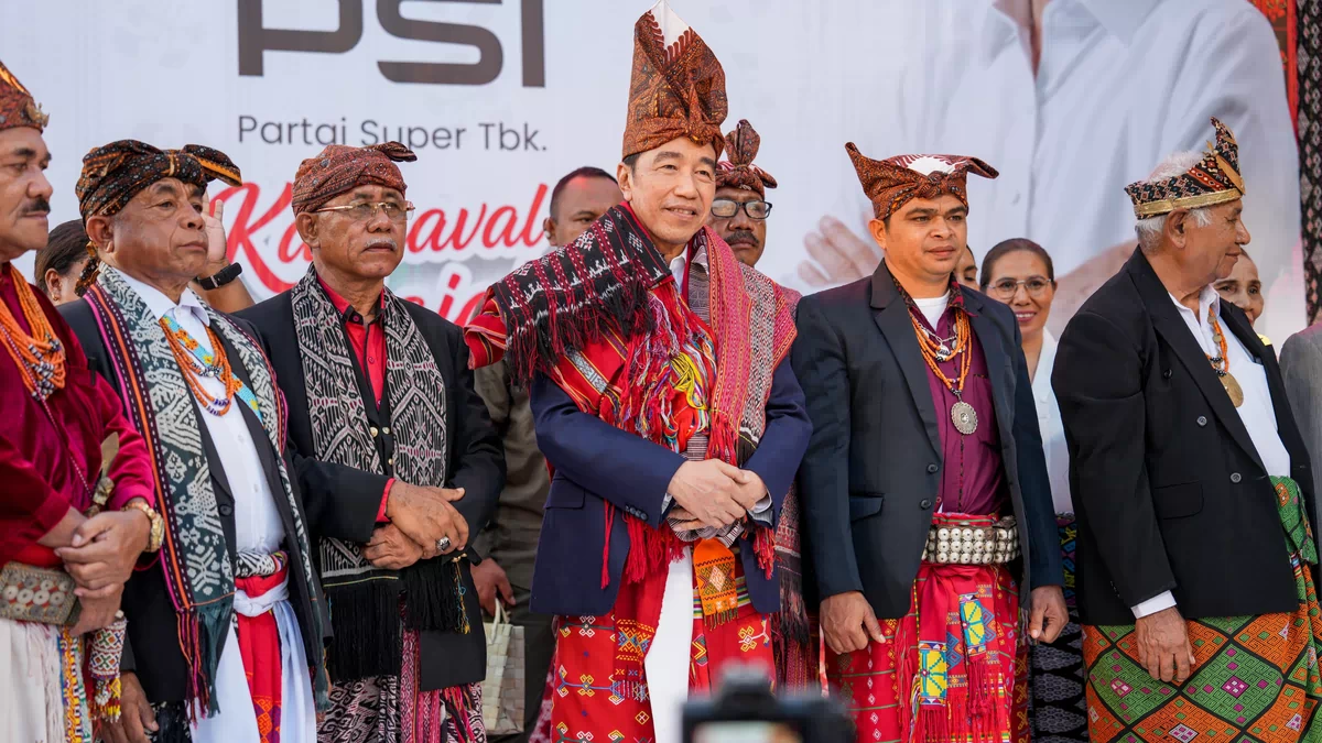 Warga Berebut Rekam Momen Jokowi Dinobatkan sebagai Sesepuh Raja-raja Timor