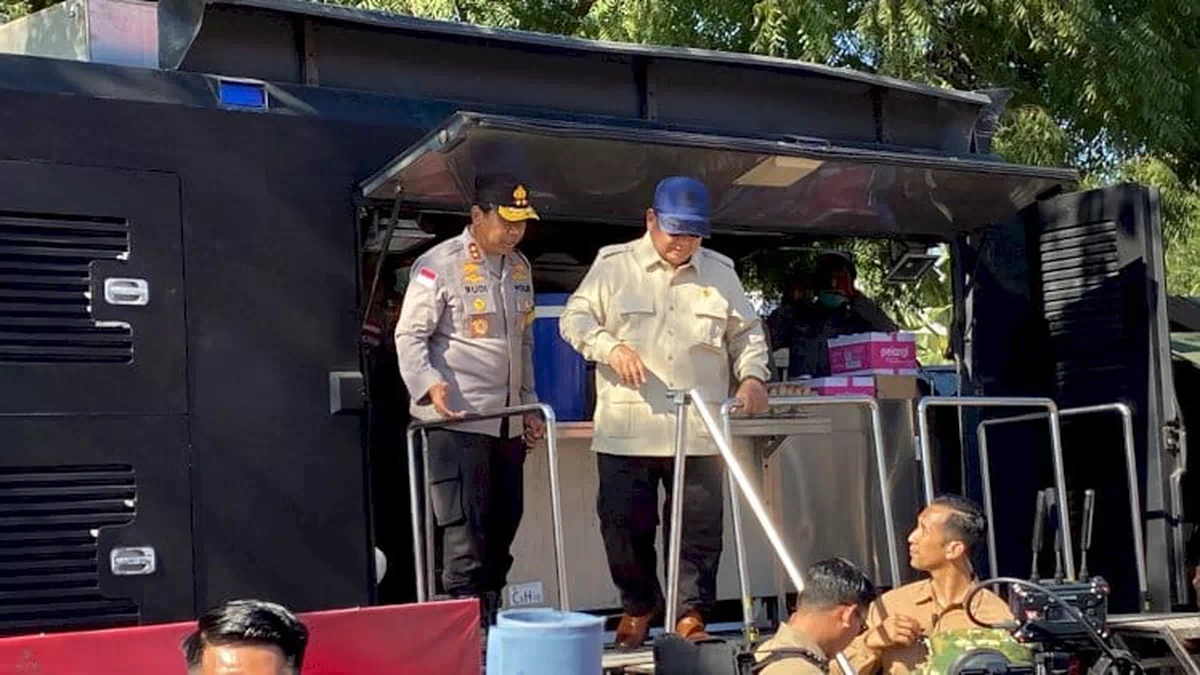 Didampingi Kapolda NTT, Presiden Prabowo Cek Dapur Lapangan Polri dan Mobil Water Treatment di Pengungsian Nagekeo