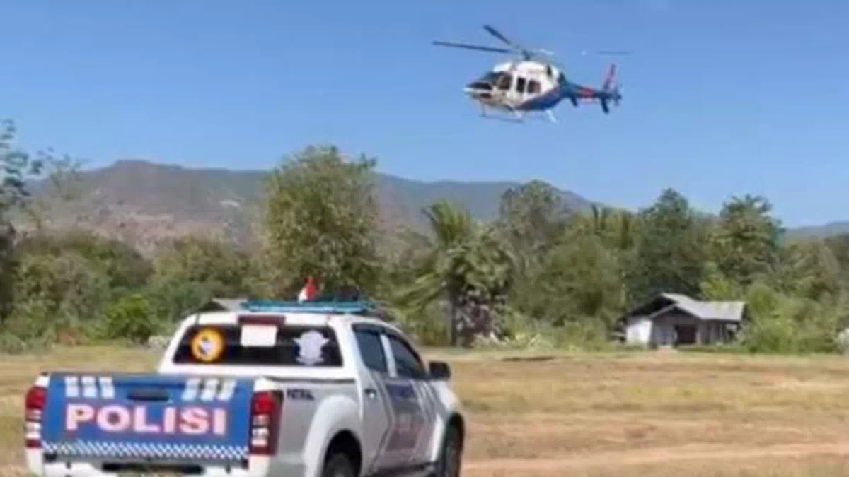 Polres Ende Salurkan Bansos ke Dua Desa Terisolasi Pascagempa , Bantuan Diantar dengan Helikopter Polri