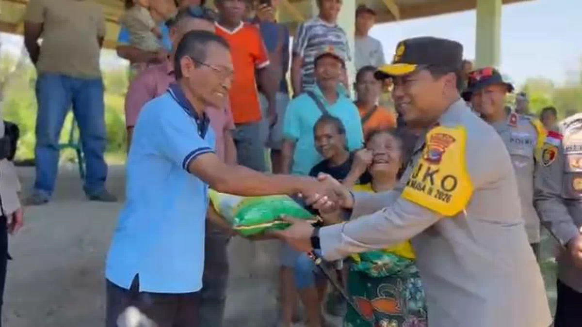 Kapolda NTT Rudi Darmoko Temui Korban Gempa di Ngada, Bawa Bantuan dan Penguatan Moril
