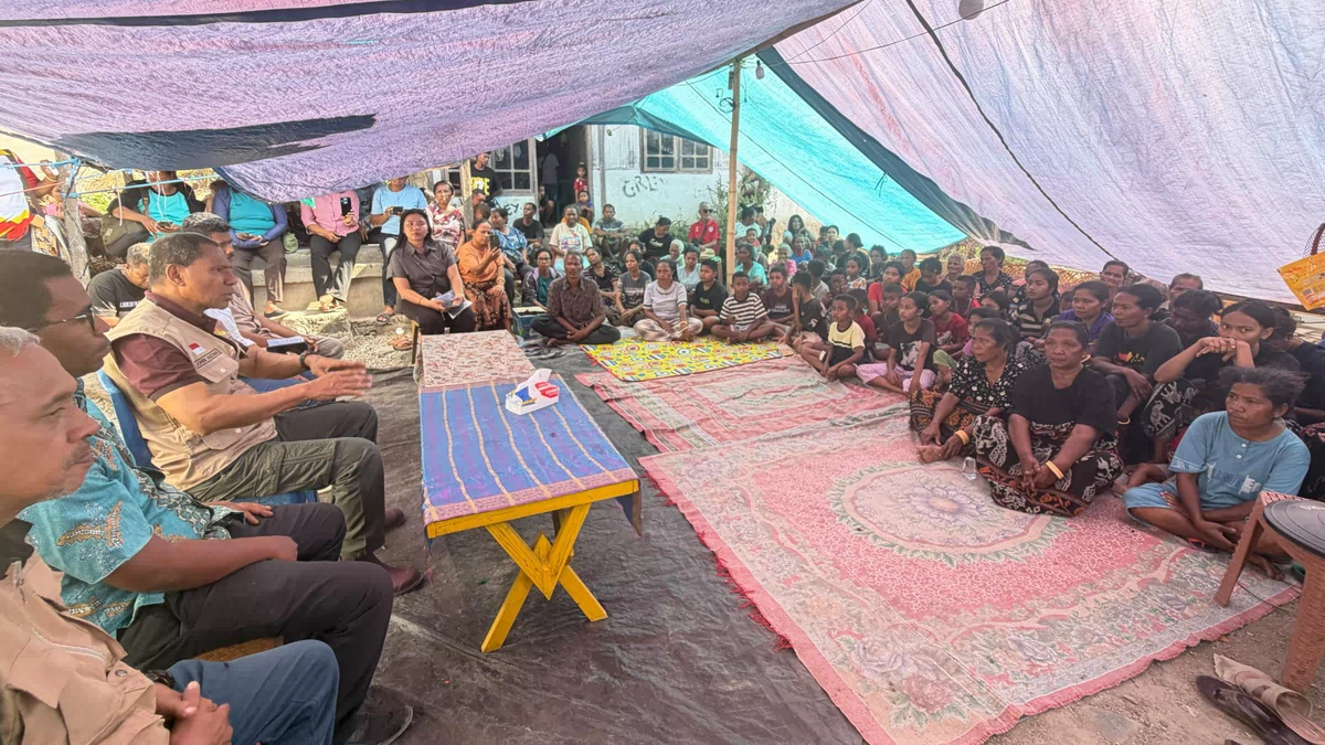 Wagub NTT  Jhoni Asadoma Salurkan Bantuan Makanan dan Air Bersih untuk Korban Gempa di Mekandetung
