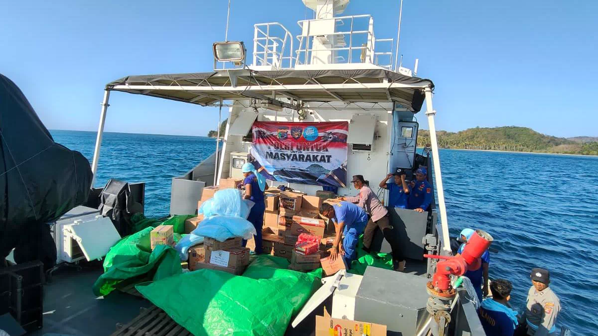 Akses Darat Terputus, Polri Tempuh Laut Salurkan 2,5 Ton Bantuan untuk Korban Gempa