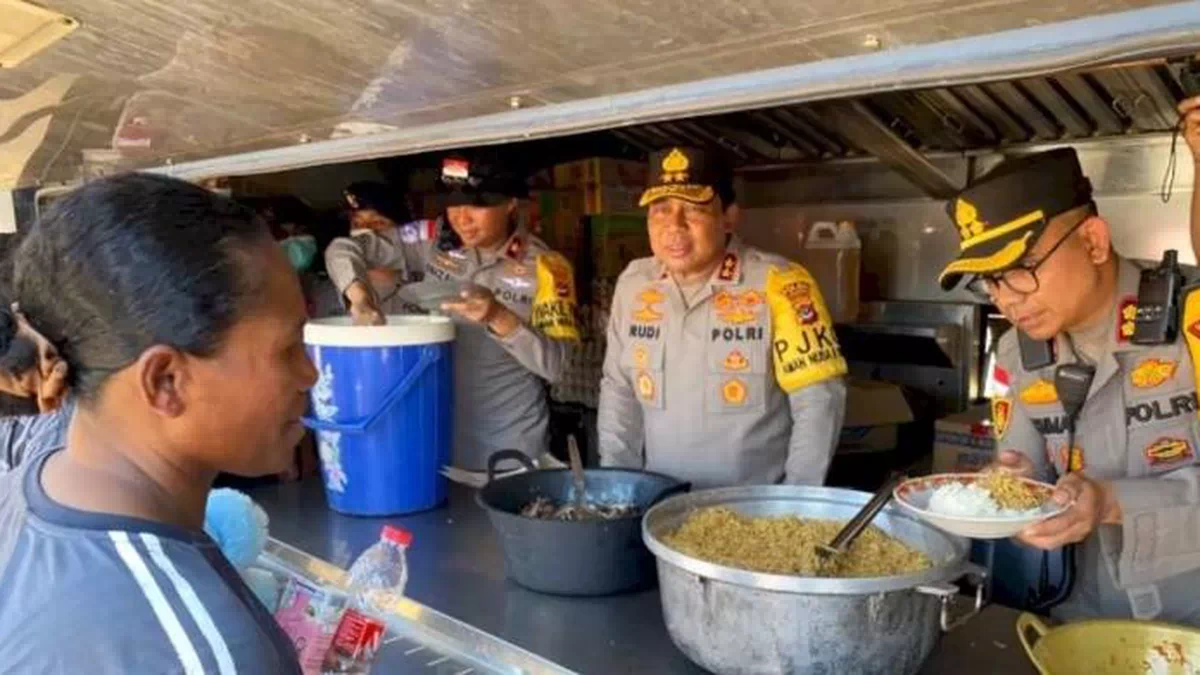 Kapolda NTT Rudi Darmoko Turun Langsung ke Pengungsian Nagekeo, Bagikan Makanan dan Kuatkan Korban Gempa