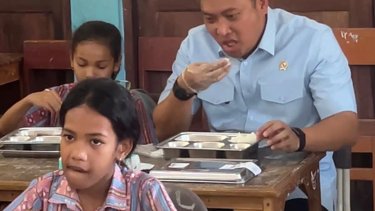 Kepala BGN Sudaryono Kunjungi SDK St Arnoldus Penfui, Makan MBG Bersama Siswa