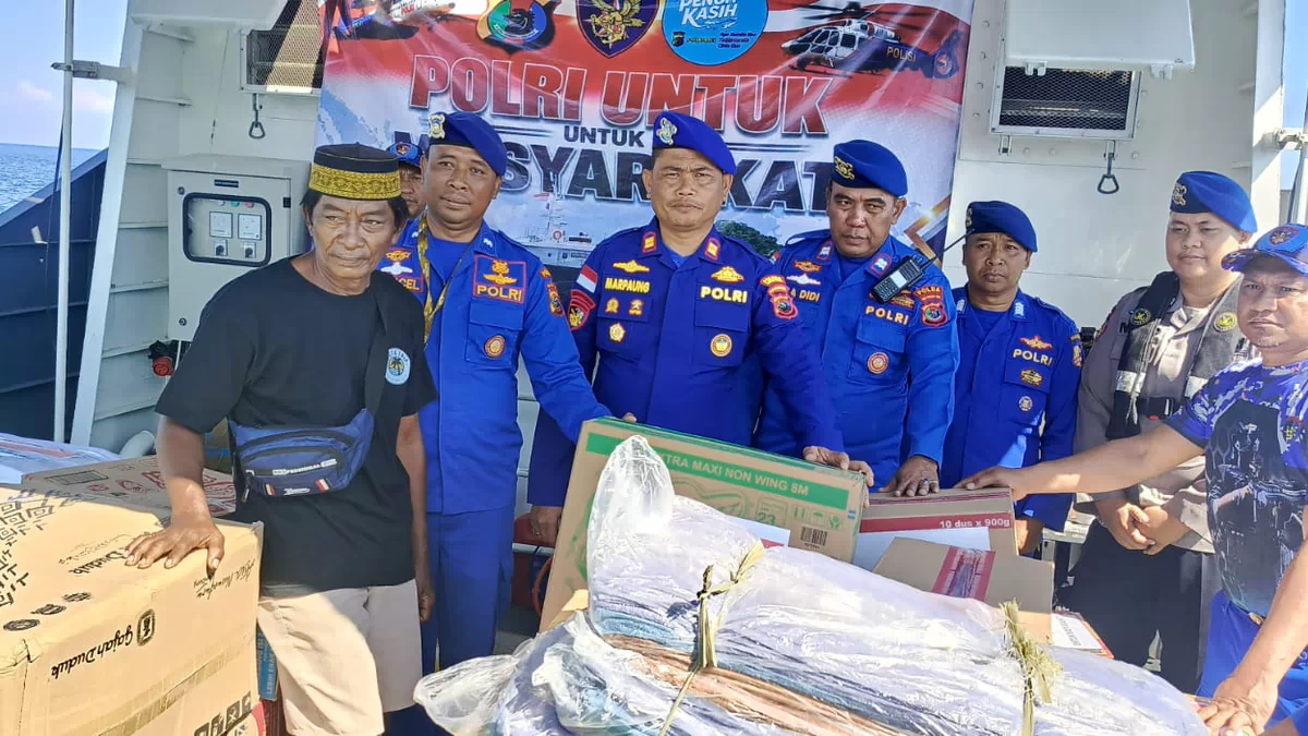 Polri Tembus Wilayah Terisolasi, Salurkan Bantuan Gempa Flores ke Warga Pasir Panjang