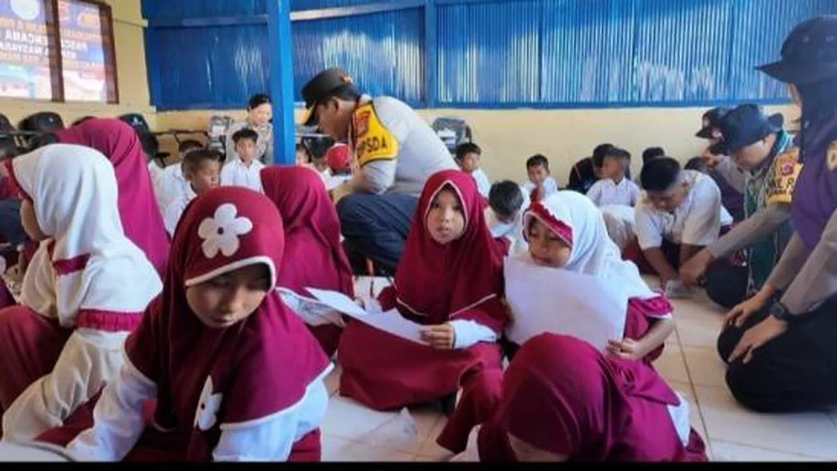 Kapolda NTT Rudy Darmoko Resmikan Sekolah di Pulau Kukusan,Bawa Bantuan& Beri Trauma Healing