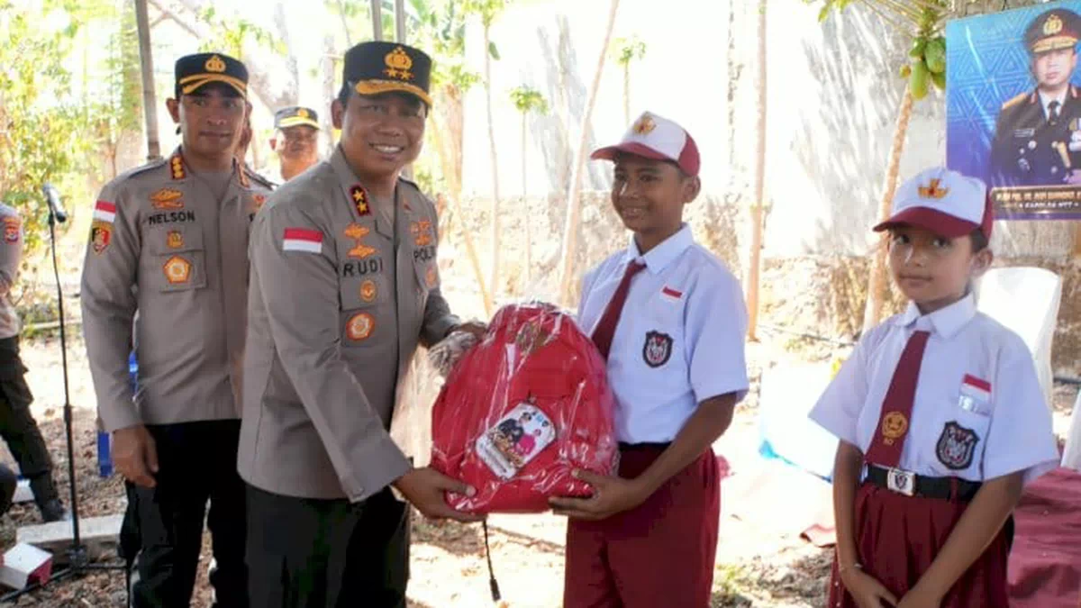 Kapolda NTT Bagikan Perlengkapan Sekolah dan Resmikan 8 Sumur Bor di Kota Kupang