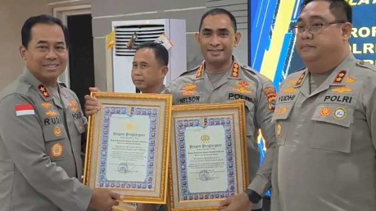 Kapolda NTT Serahkan Dua Penghargaan kepada Polresta Kupang Kota, Raih WBK dan Pelayanan Prima
