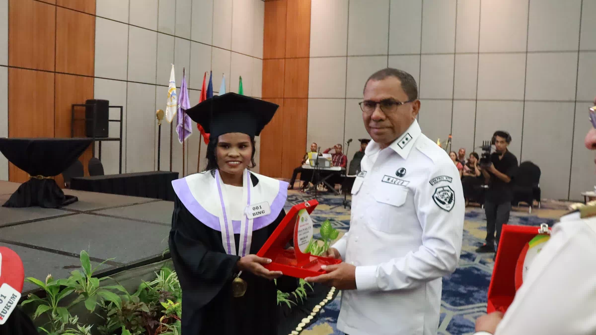 Wagub NTT Jhoni Asadoma Dorong 439 Sarjana UPG 1945 Jadi Pencipta Lapangan Kerja