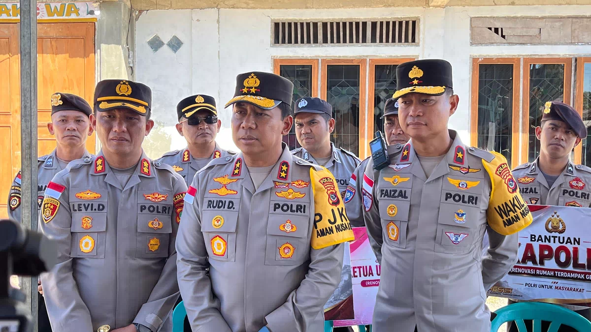 Kapolda NTT Rudy Darmoko Serahkan Bantuan Kapolri untuk Personel Polres Manggarai Terdampak Gempa