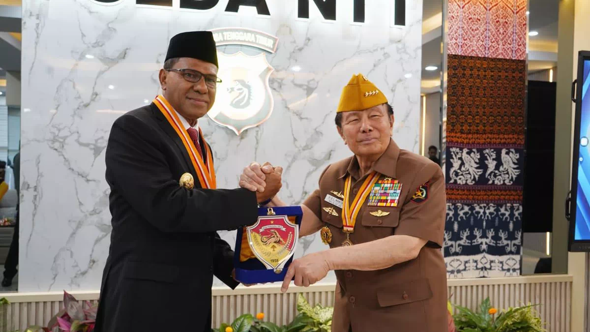 Wagub NTT Johni Asadoma Terima Bintang LVRI, Sebut Penghargaan sebagai Amanah untuk Terus Mengabdi