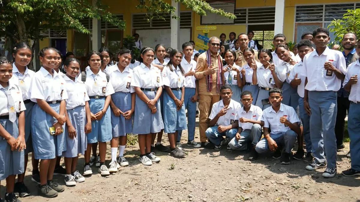 Wagub NTT Cerita Pernah Jalan Kaki 12 Kilometer demi Sekolah, Motivasi Siswa SMAN Lantoka di Alor