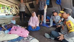 Kapolda NTT Irjen Pol Rudi Darmoko Sambangi Pengungsi Nagekeo, Bapak dan Mama Tidak Sendiri