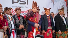 Warga Berebut Rekam Momen Jokowi Dinobatkan sebagai Sesepuh Raja-raja Timor