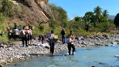 Tembus Longsor dan Seberangi Sungai, Kapolres Nagekeo Antar Bantuan Kapolda NTT ke Warga Terdampak Gempa