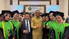 Wagub Johni Asadoma Titip Pesan kepada 67 Sarjana STKIP Alor, Harus Berkarya dan Bangun Daerah