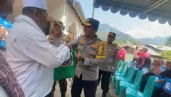 Kapolda NTT Serahkan Rp100 Juta untuk Renovasi Masjid At-Taqwa Ende, Bukti Kepedulian Pascagempa