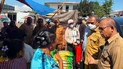 Wagub NTT Johni Asadoma Blusukan ke Pasar Inpres Larantuka, Serap Aspirasi Pedagang