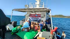 Akses Darat Terputus, Polri Tempuh Laut Salurkan 2,5 Ton Bantuan untuk Korban Gempa