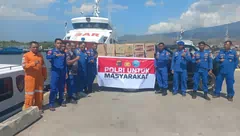 Polri Salurkan 100 Dos Sembako ke Pulau Pemana, Bantuan Korban Gempa Dikirim Lewat Jalur Laut