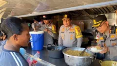 Kapolda NTT Rudi Darmoko Turun Langsung ke Pengungsian Nagekeo, Bagikan Makanan dan Kuatkan Korban Gempa