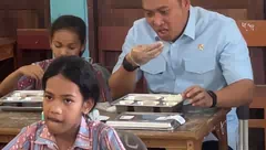 Kepala BGN Sudaryono Kunjungi SDK St Arnoldus Penfui, Makan MBG Bersama Siswa