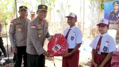 Kapolda NTT Bagikan Perlengkapan Sekolah dan Resmikan 8 Sumur Bor di Kota Kupang