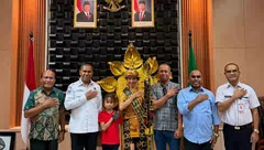 Wagub NTT Jhoni Apresiasi Mayana  
Saleky, Pelajar Rote Ndao yang Ukir Prestasi di Ajang Internasional