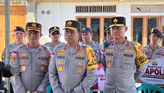 Kapolda NTT Rudy Darmoko Serahkan Bantuan Kapolri untuk Personel Polres Manggarai Terdampak Gempa