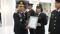 Raih Emas di Kejuaraan Tinju Piala Panglima TNI, Bripda Erniati Ngongo Terima Penghargaan Kapolda NTT