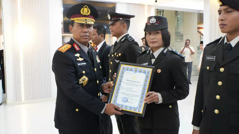Raih Emas di Kejuaraan Tinju Piala Panglima TNI, Bripda Erniati Ngongo Terima Penghargaan Kapolda NTT