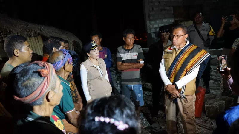 Wagub NTT Johni Asadoma Turun ke Lokasi Gempa SBD, Warga Mengadu Kehilangan Tempat Tinggal