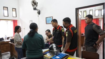 Tim Penyidik Kejari Flores Timur Geledah Kantor BKPSDMD, Amankan 1.297 Barang Bukti Dugaan Korupsi