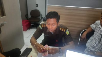 Penyidik Tipidsus Kejari Sabu Sita Rp 30 Juta dari Direktur PT TJL Terkait Kasus Korupsi Pabrik Rumput Laut 2018