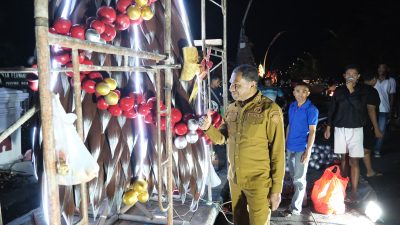 Wagub NTT Jhoni Asadoma Tinjau Lomba Hias Pohon Natal di Jalan El Tari, Angkat Kreativitas Lokal