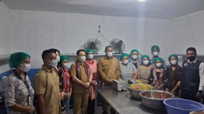 Tinjau MBG di Alor, Wagub Johni Asadoma Tekankan Kebersihan SPPG dan Motivasi Siswa Raih Cita-cita