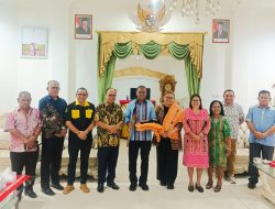 Disambut Adat Lamboya, Wagub NTT Johni Asadoma Terima Parang Karaja Jelang Ritual Pasola di Sumba Barat