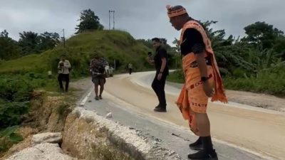 Tinjau Jalan Hampir Putus di Sumba Barat, Wagub NTT Johni Asadoma,Perbaikan di Perubahan APBD